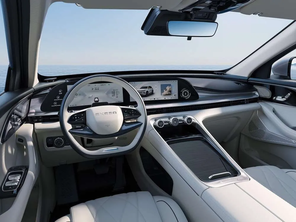 Интерьер салона <br>EXEED RX