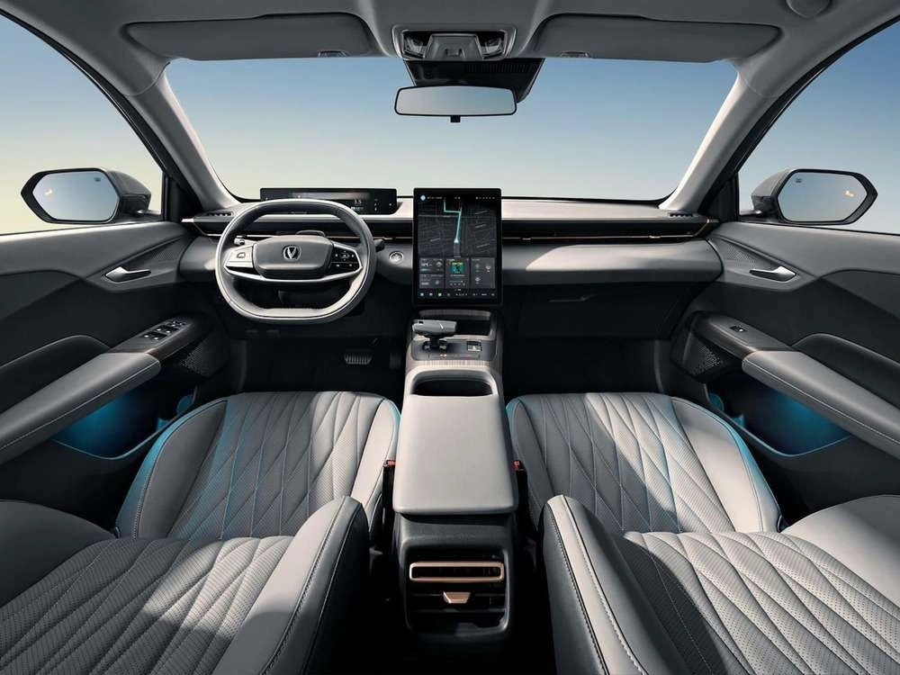 Интерьер салона <br>Changan Lamore