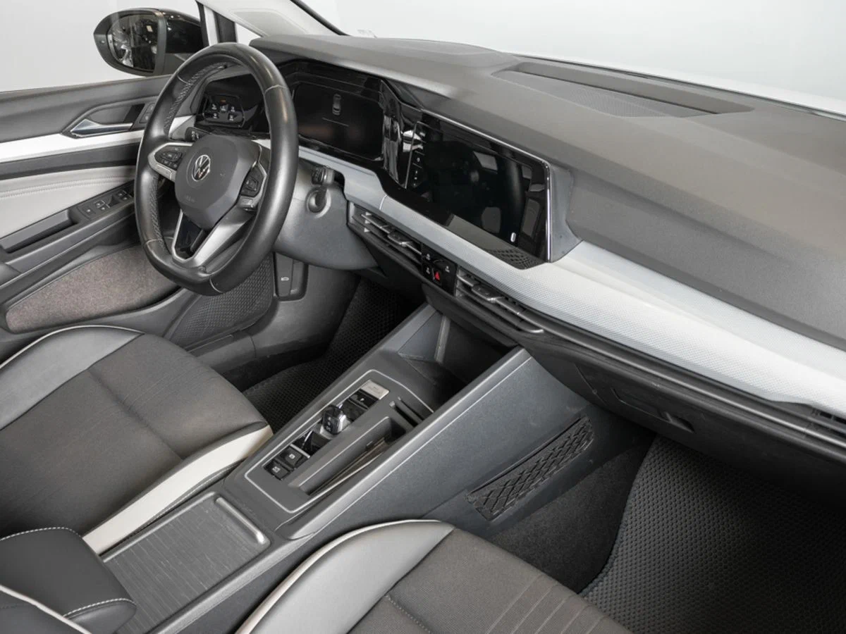 Интерьер салона <br>Volkswagen Golf