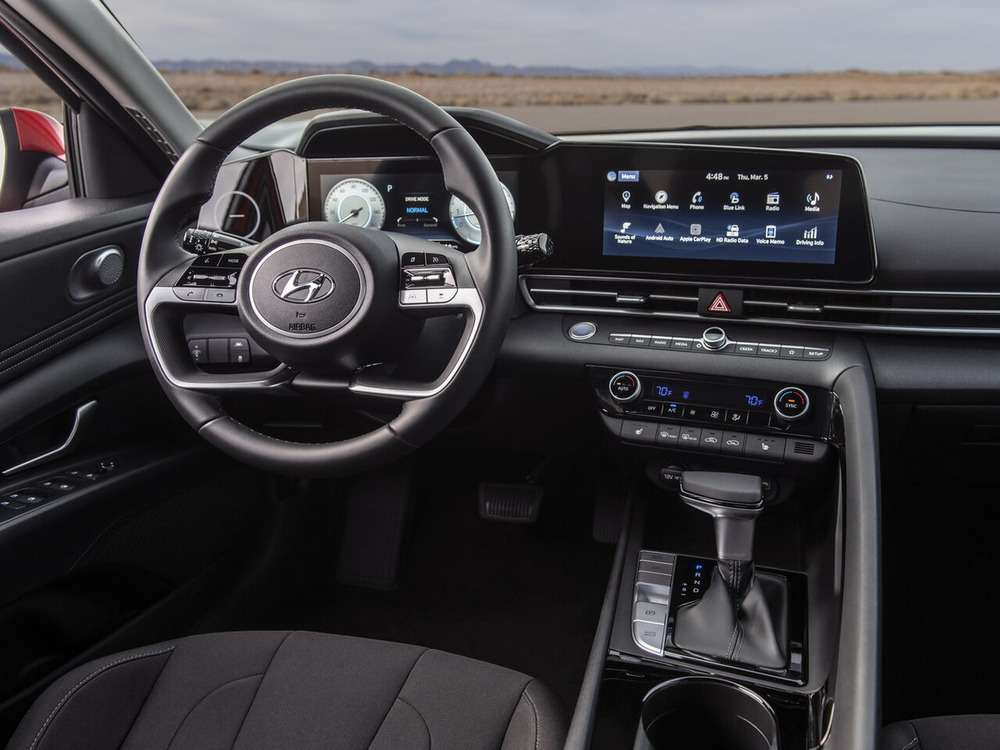 Интерьер салона <br>Hyundai Elantra