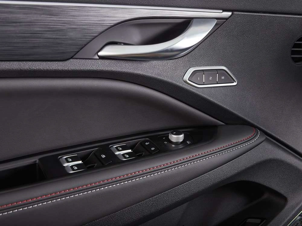 Интерьер салона <br>Geely Tugella