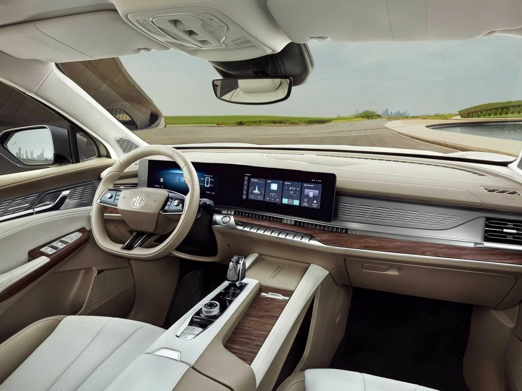 Интерьер салона <br>MG RX9