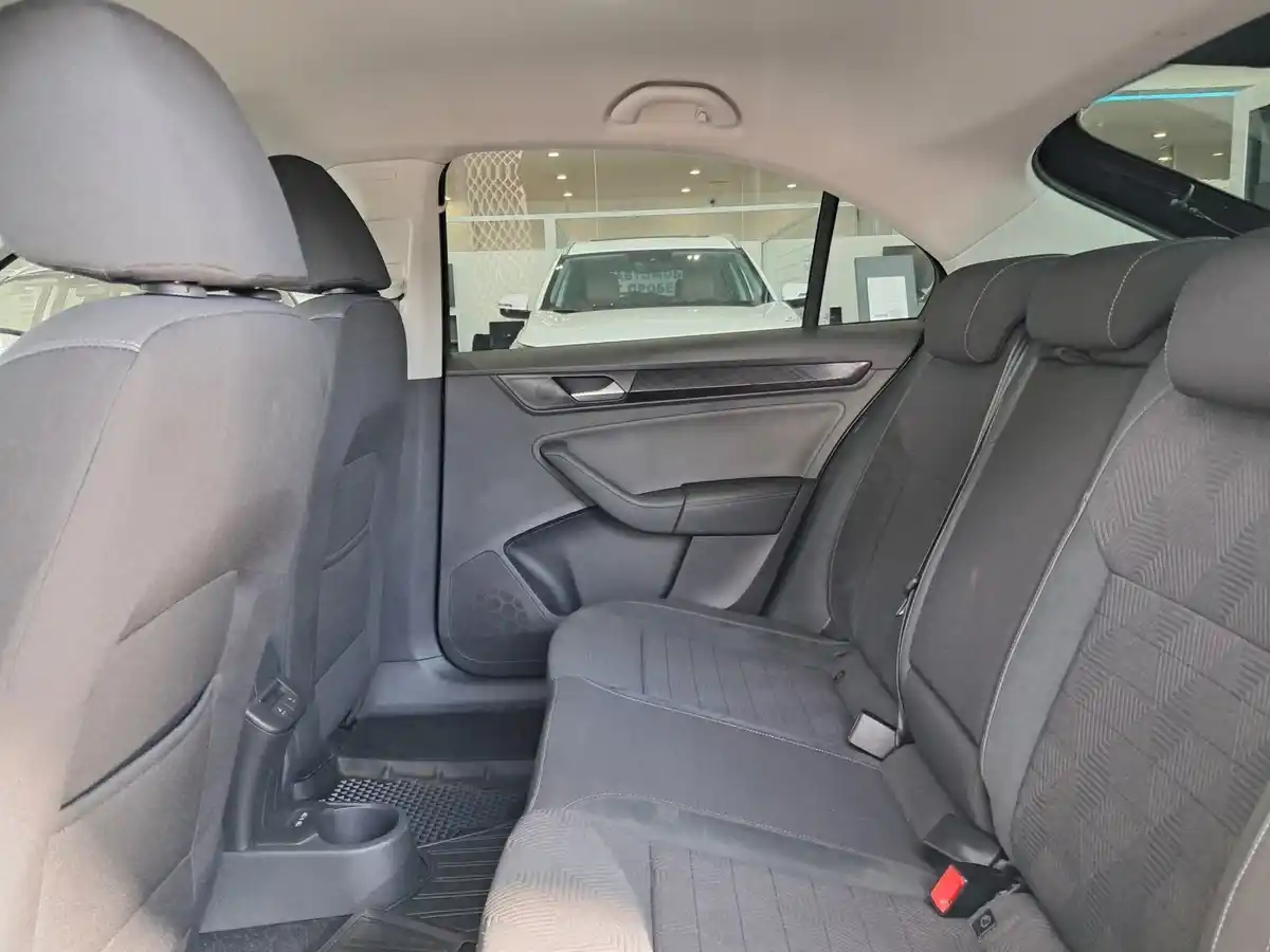 Интерьер салона <br>Volkswagen Polo