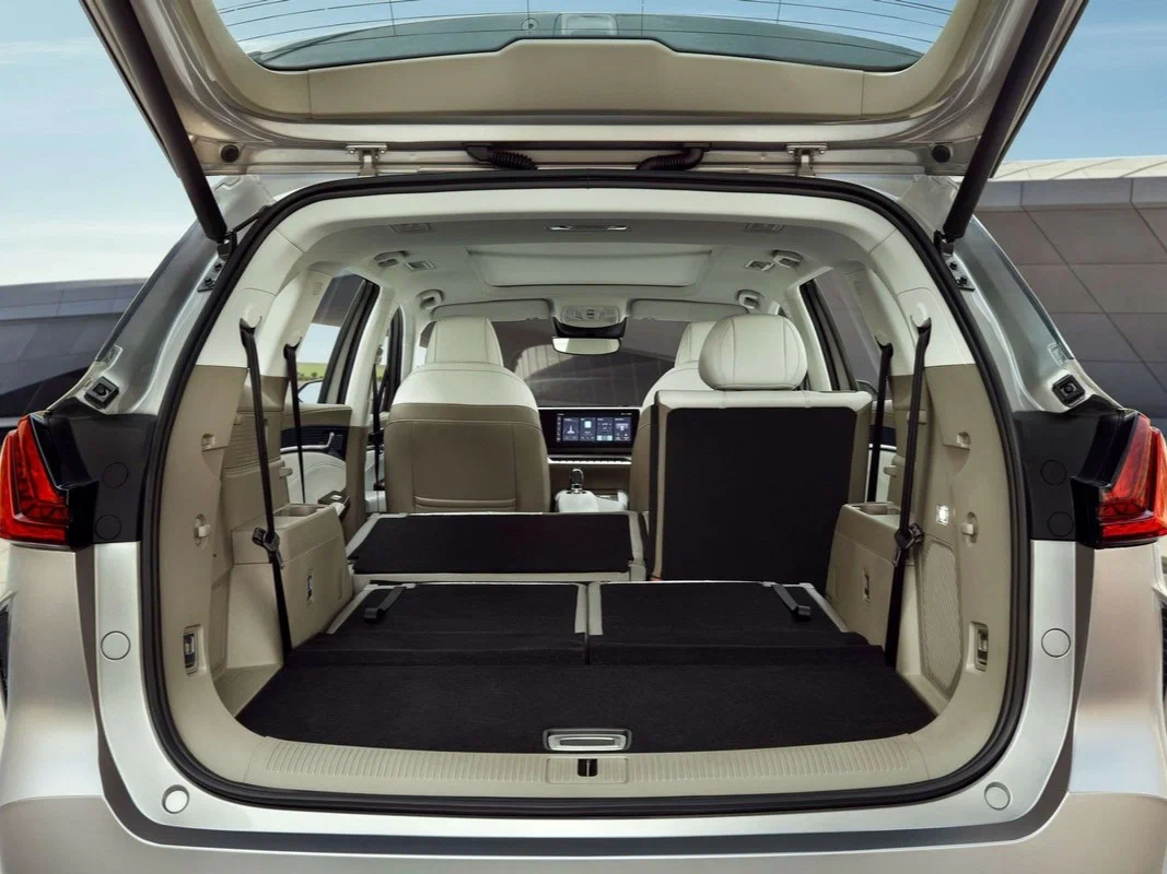 Интерьер салона <br>MG RX9