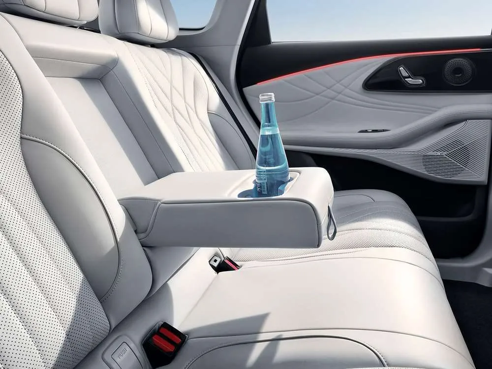 Интерьер салона <br>EXEED RX