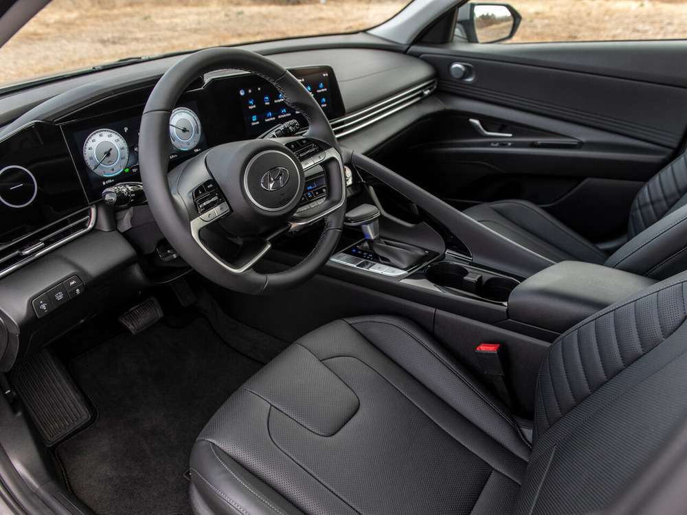 Интерьер салона <br>Hyundai Elantra