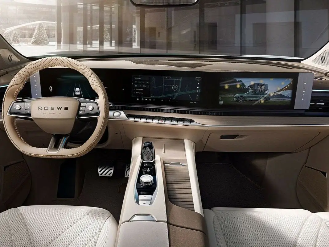 Интерьер салона <br>MG RX9