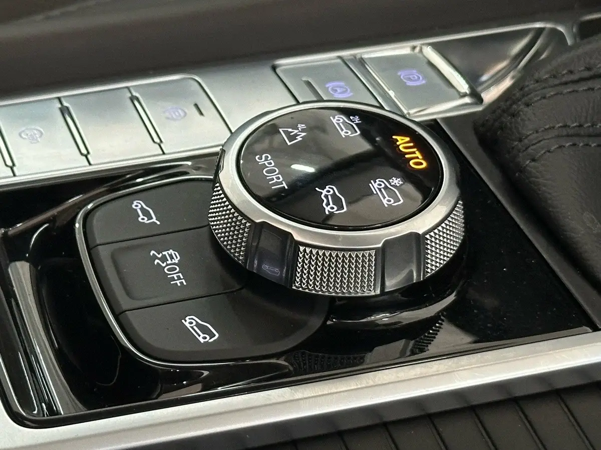 Интерьер салона <br>MG RX8