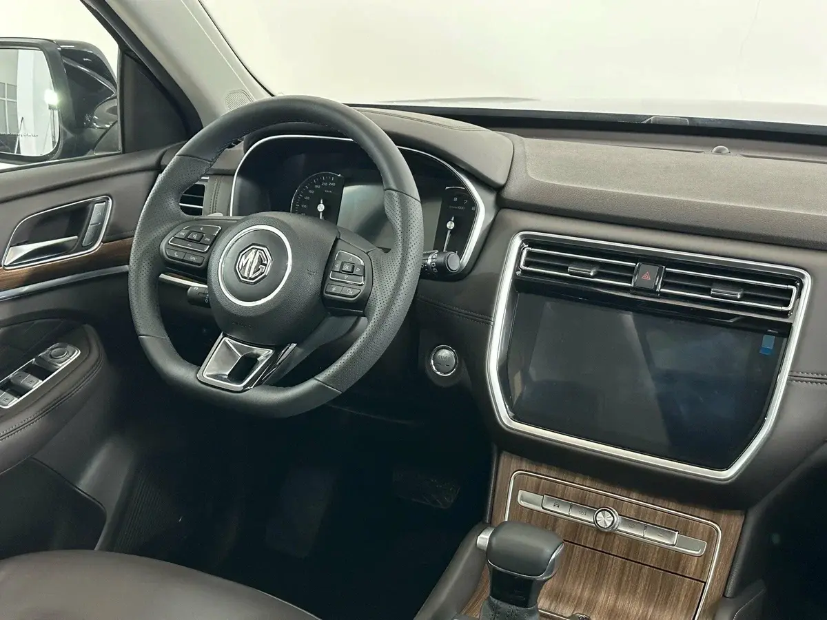 Интерьер салона <br>MG RX8