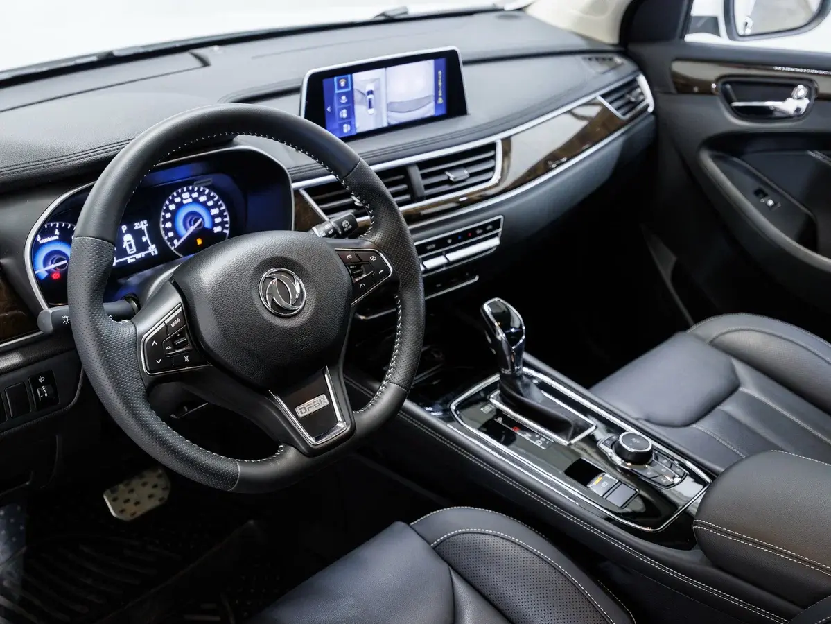 Интерьер салона <br>Dongfeng 580