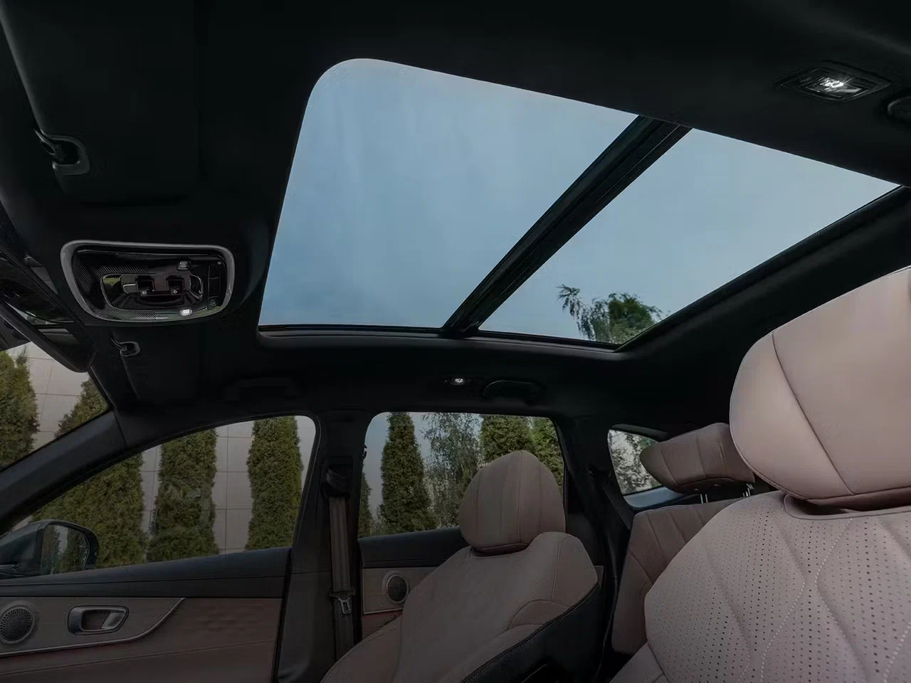 Интерьер салона <br>Tenet T8