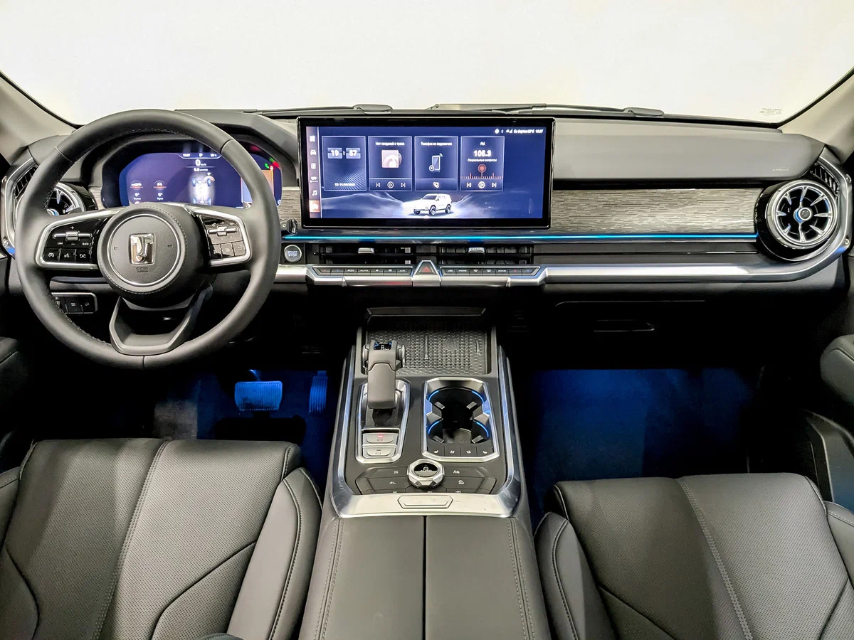 Интерьер салона <br>Tank 400