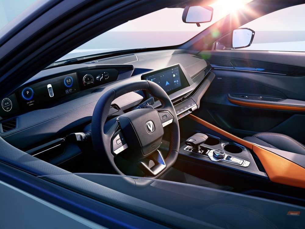 Интерьер салона <br>Changan UNI-V