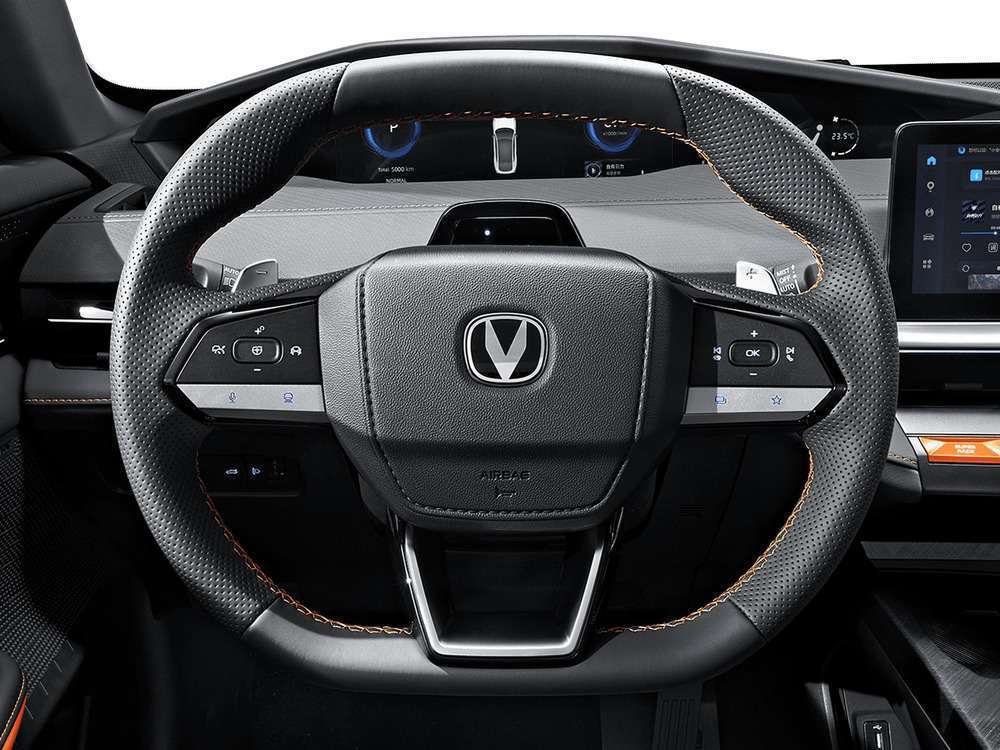 Интерьер салона <br>Changan UNI-V