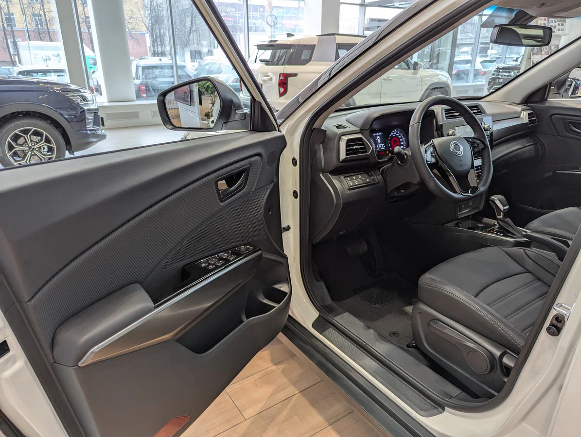 Интерьер салона <br>KGM TIVOLI