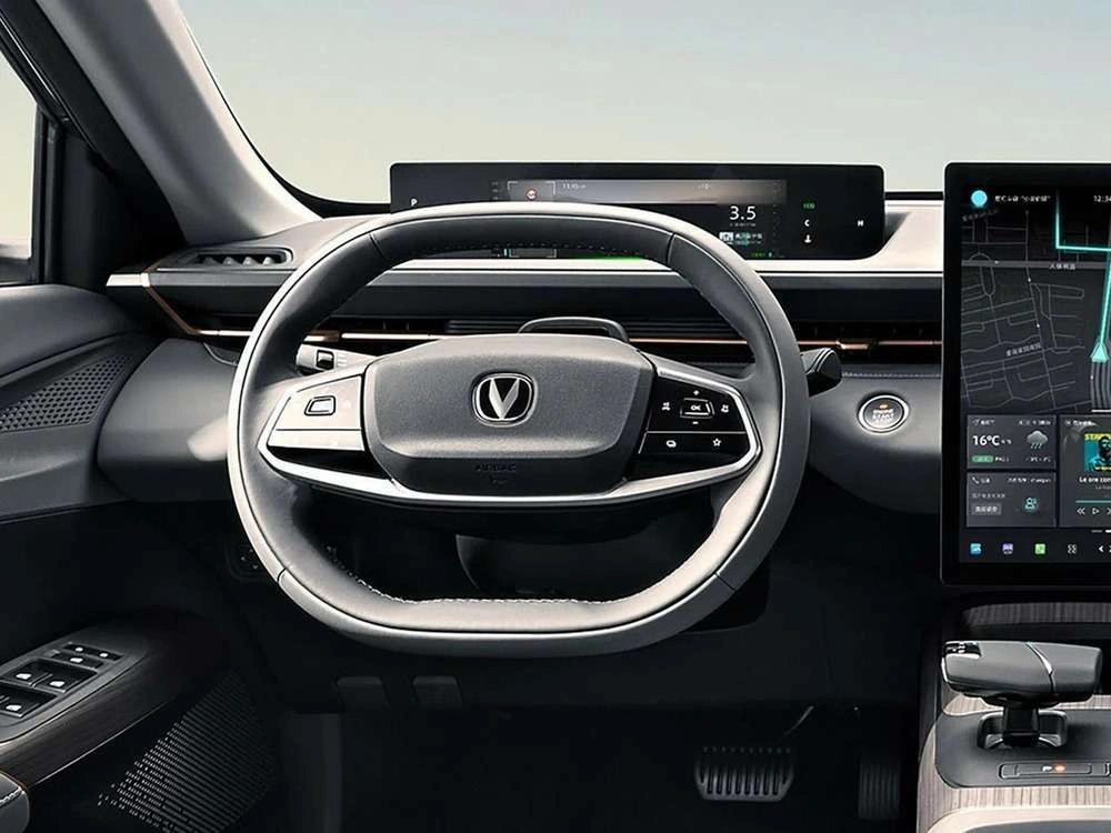 Интерьер салона <br>Changan Lamore