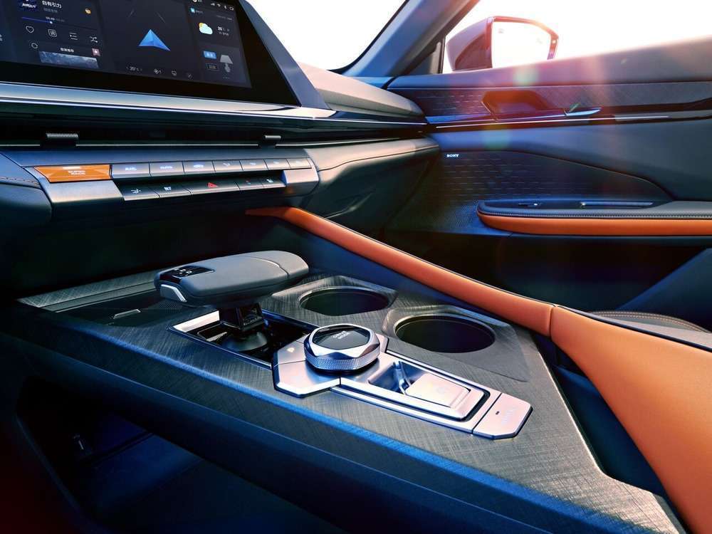 Интерьер салона <br>Changan UNI-V