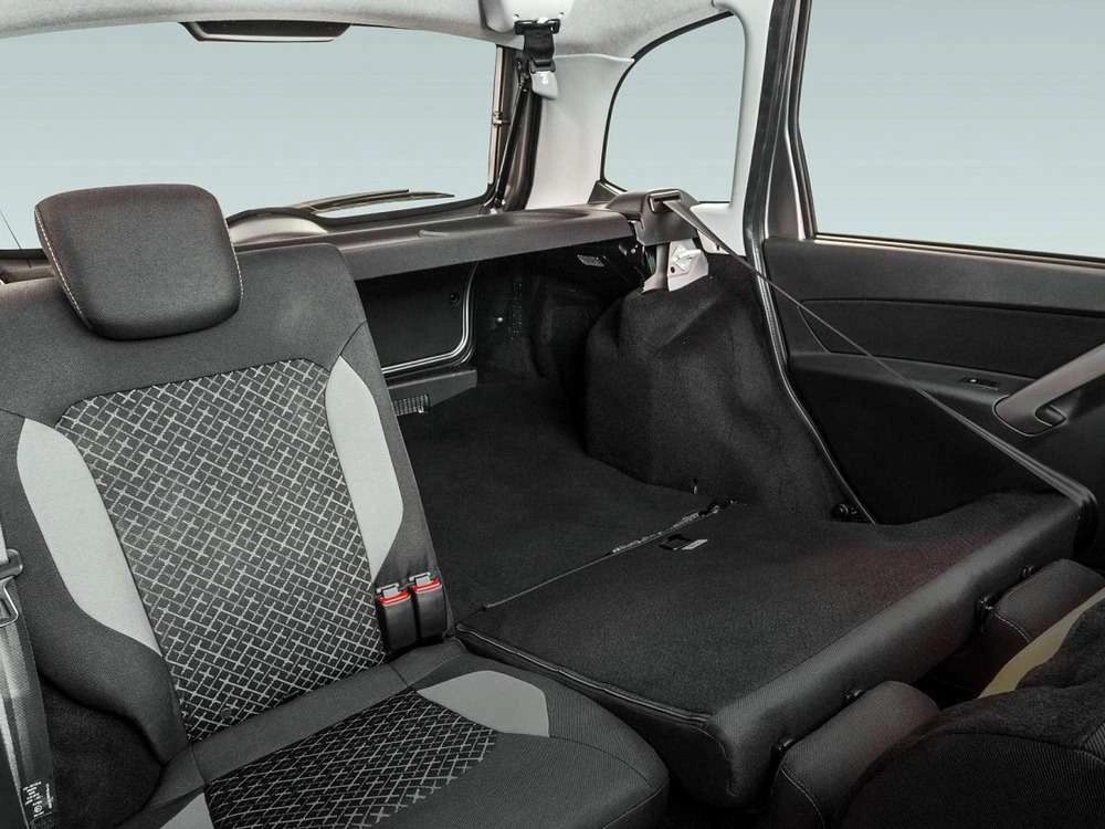 Интерьер салона <br>Lada Granta Универсал