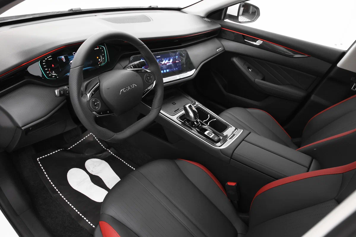 Интерьер салона <br>Dongfeng Shine Max