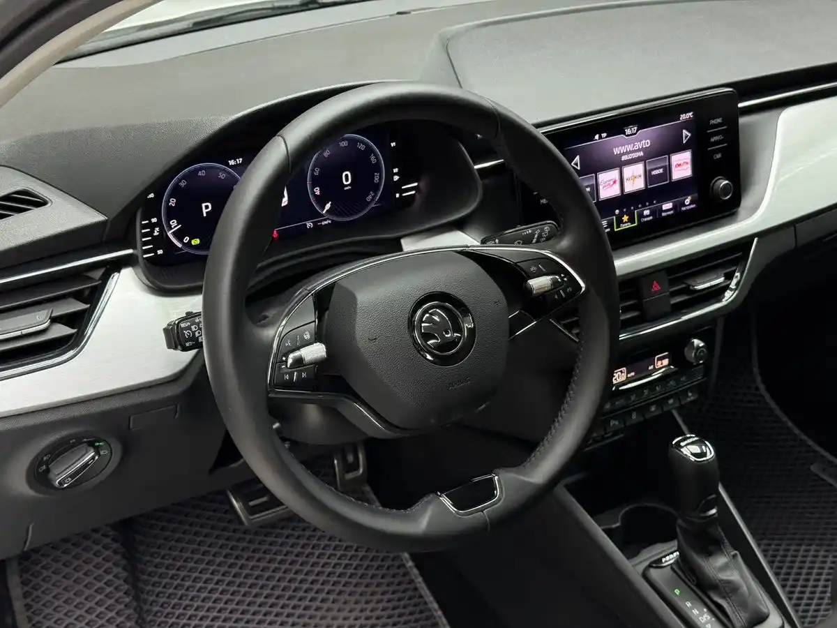 Интерьер салона <br>Skoda Rapid