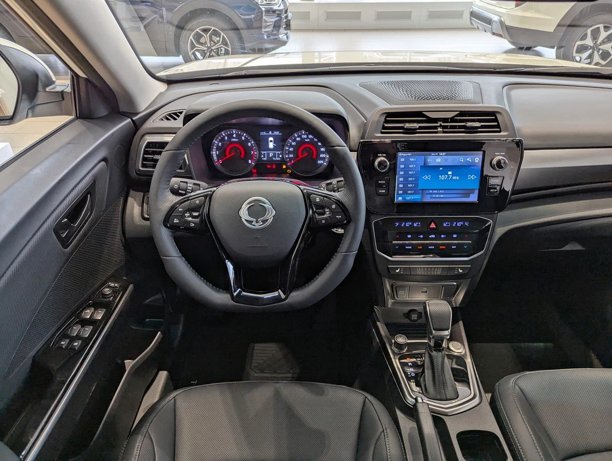 Интерьер салона <br>KGM TIVOLI