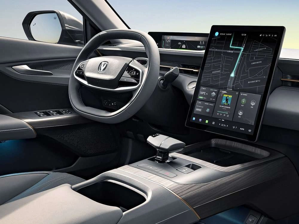 Интерьер салона <br>Changan Lamore