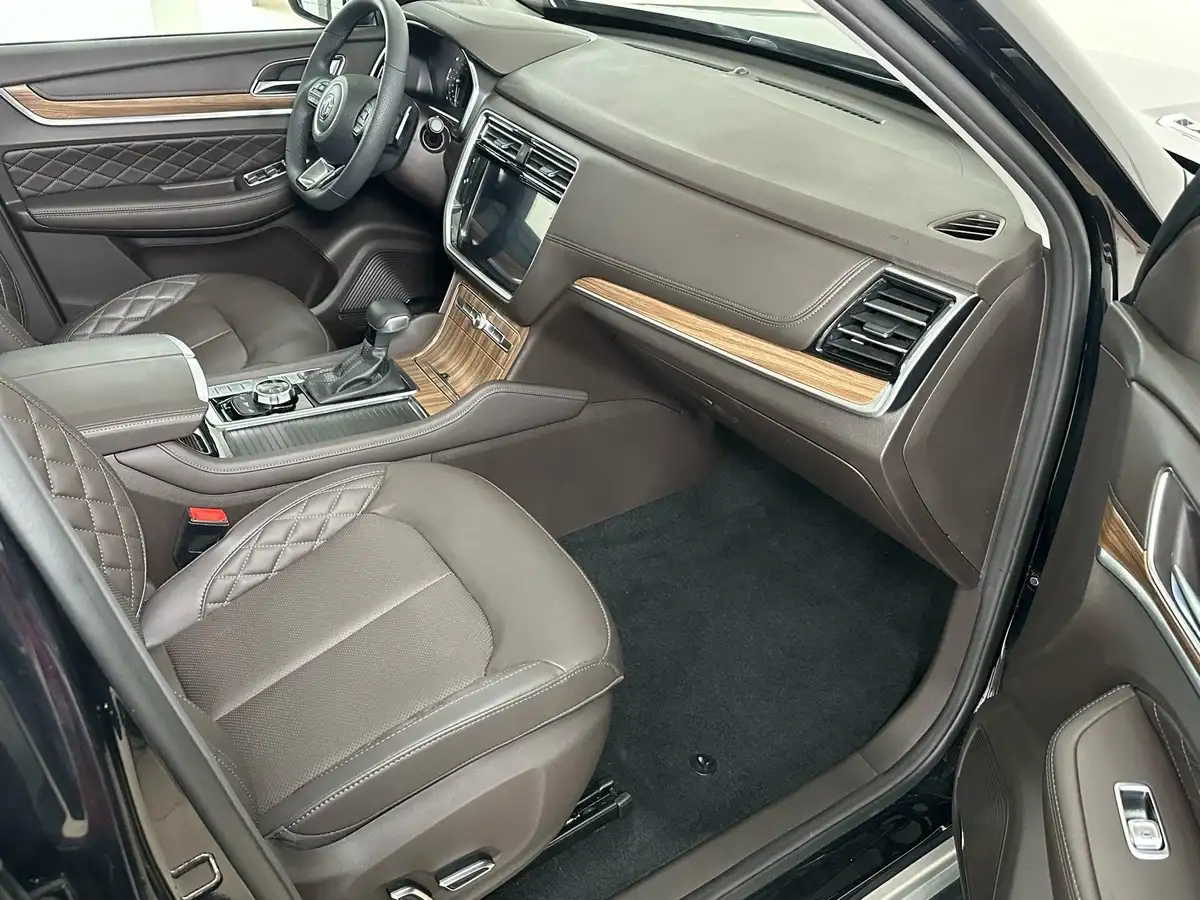 Интерьер салона <br>MG RX8