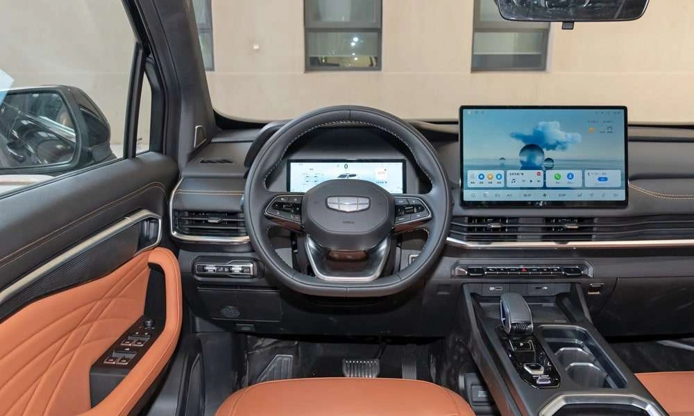 Интерьер салона <br>Geely Okavango