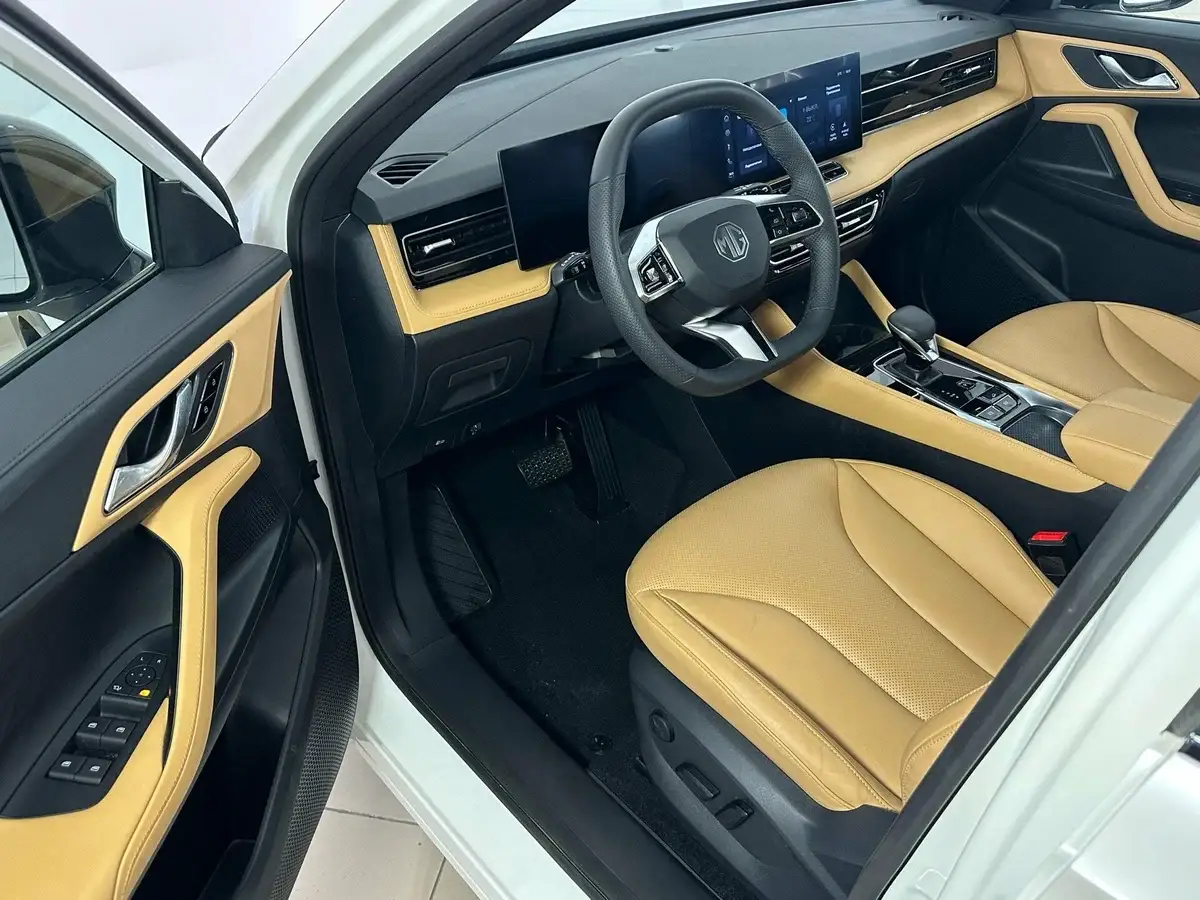 Интерьер салона <br>MG HS