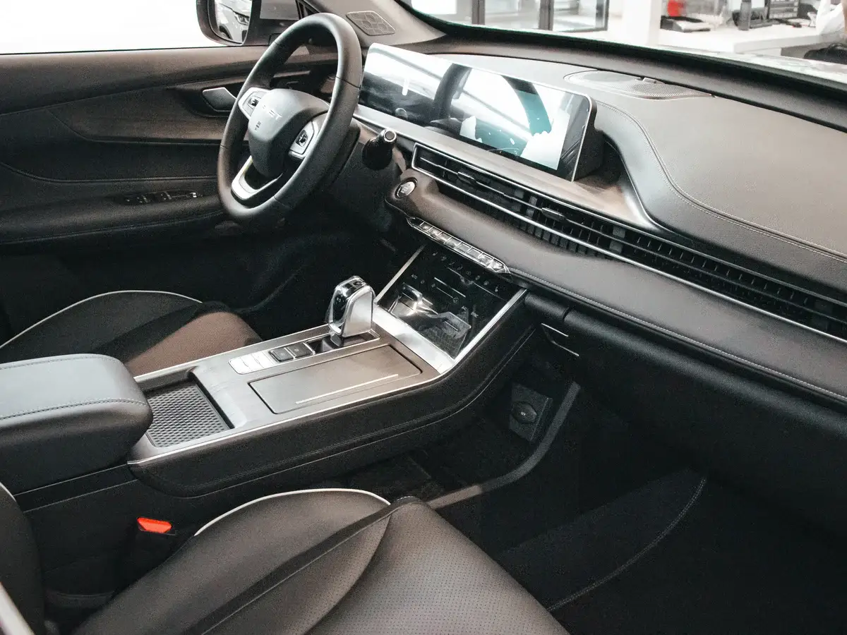 Интерьер салона <br>Tenet T4