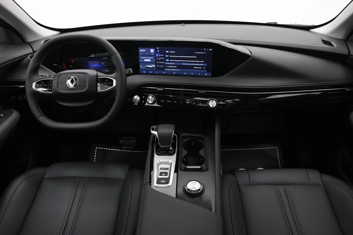 Интерьер салона <br>Dongfeng Huge