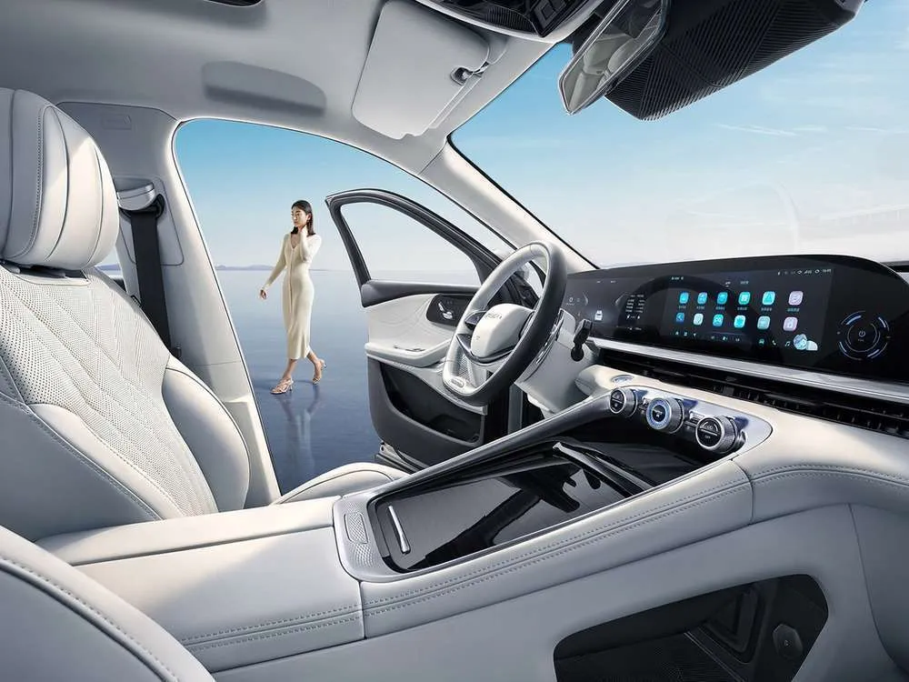 Интерьер салона <br>EXEED RX