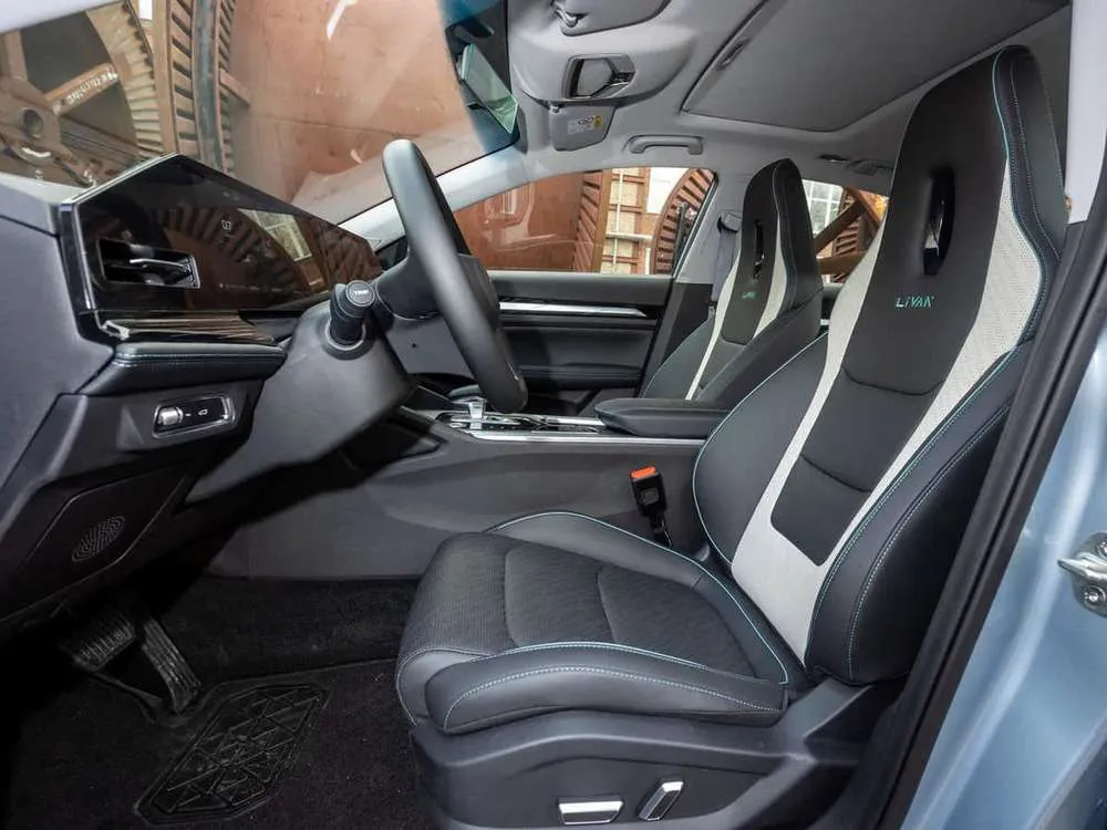 Интерьер салона <br>LIVAN S6Pro