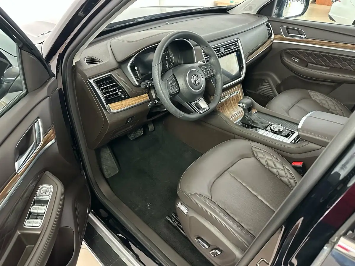 Интерьер салона <br>MG RX8