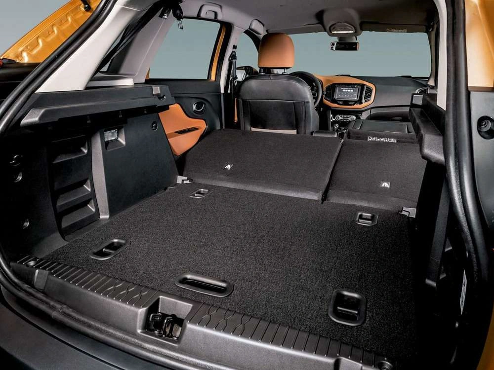 Интерьер салона <br>Lada Xray Cross