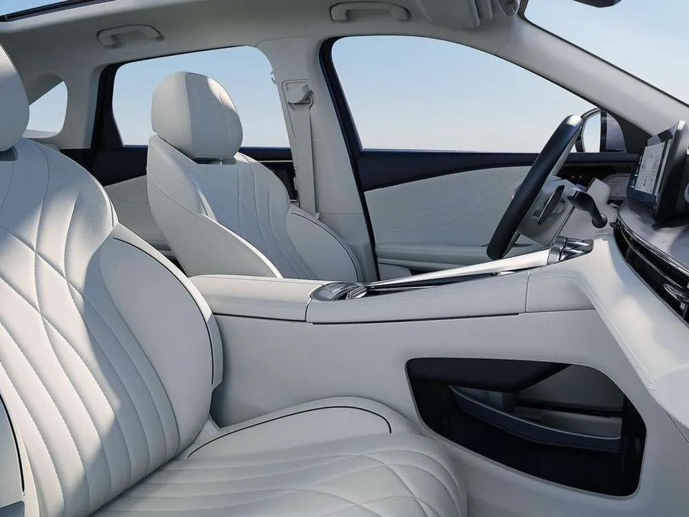 Интерьер салона <br>EXEED RX