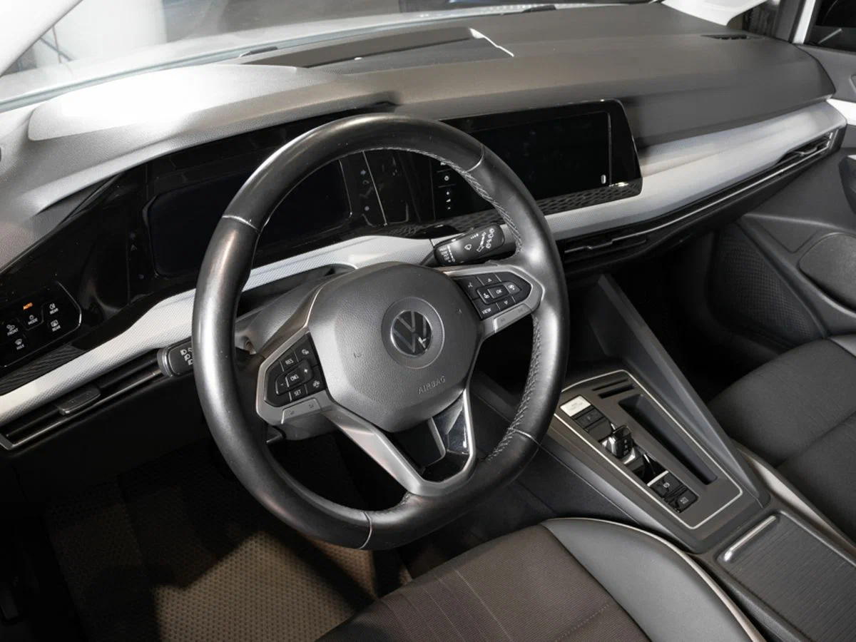 Интерьер салона <br>Volkswagen Golf