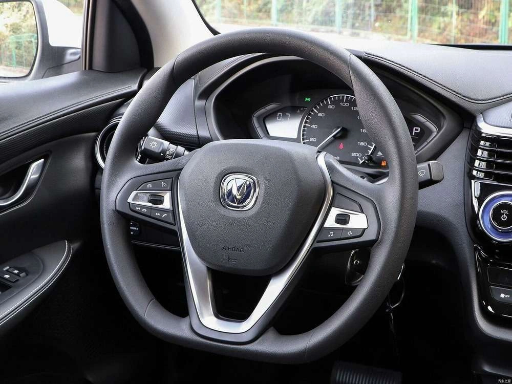 Интерьер салона <br>Changan Alsvin