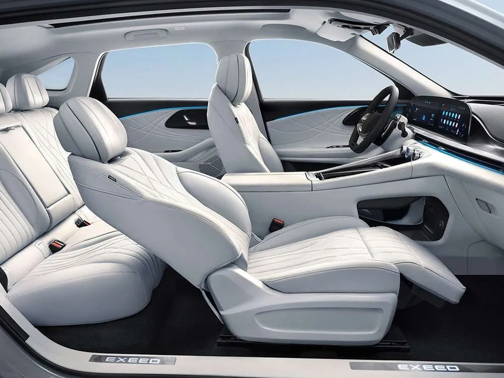 Интерьер салона <br>EXEED RX